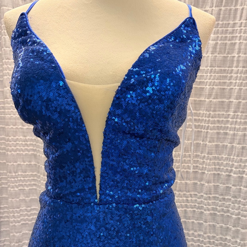 Elegant Royal Blue Sequin Evening Gown - Picture 3 of 6